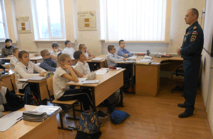 Сотрудники государственной инспекции по маломерным судам продолжают профилактические беседы с севастопольскими школьниками