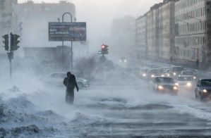 Ураганный ветер и "черная метель": Тишковец о непогоде в России