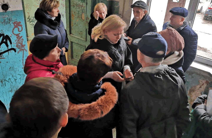 Подмосковные активисты ОНФ просят администрацию Щелково провести срочную экспертизу опасного для проживания дома в поселке Монино