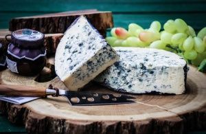 Как отличить свежий сыр с плесенью от испорченного