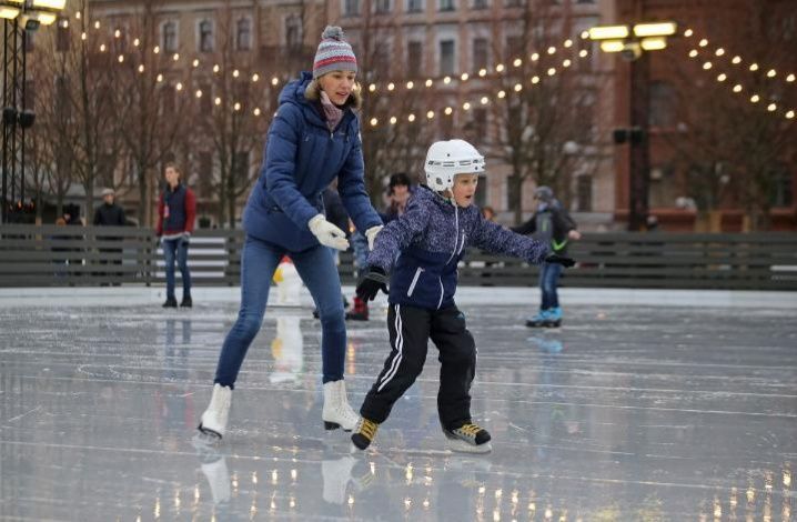 Самым популярным видом активного отдыха в Москве на каникулах стало катание на коньках 
