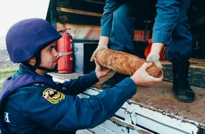 21 взрывоопасный предмет обезвредили севастопольские пиротехники МЧС России на территории частного домовладения