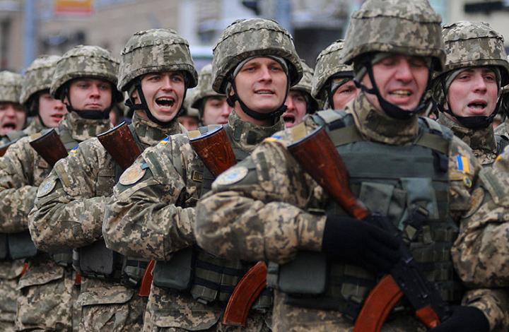 "Хоть шубу, побитую молью". Получит ли Киев заветный подарок от США?