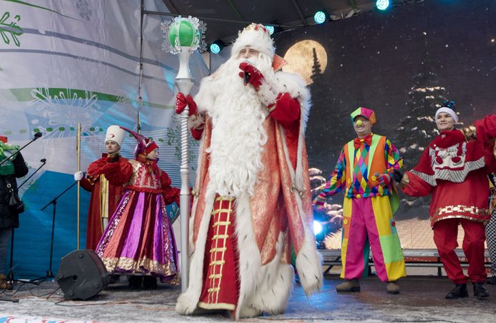 Всероссийский Дед Мороз открыл на Московской площади парк ледовых скульптур и поздравил петербуржцев с Новым годом