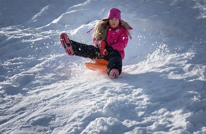 Врач назвал главные опасности зимних развлечений для детей