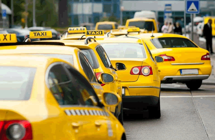 Москва вошла в число российских городов с максимальными ценами на такси из аэропорта 