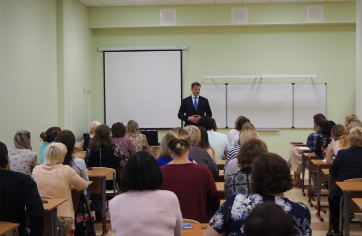 Александр Двойных посетил педагогические советы в ряде школ округа
