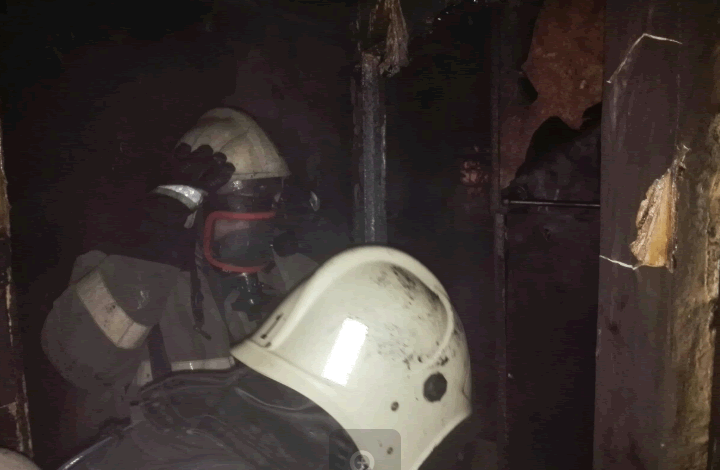 Севастопольские спасатели ликвидировали пожар и провели эвакуацию людей из квартир пятиэтажного дома в Ленинском районе