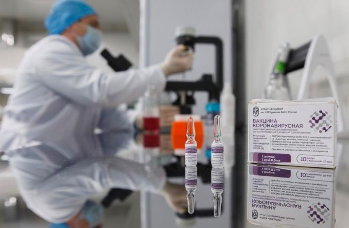 Россияне верят в вакцинацию: большинство не болевших COVID-19 не боится заражения