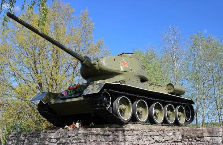 Кто осквернил памятный танк Т-34 под Нарвой? Мнения политологов