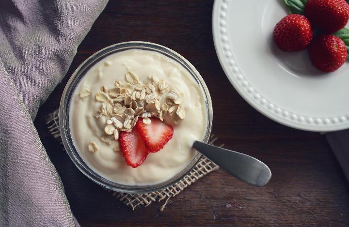 Диетолог предупредила о вреде фруктовых йогуртов по утрам