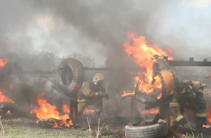 Севастопольские газодымозащитники прошли тренировку на огневой полосе