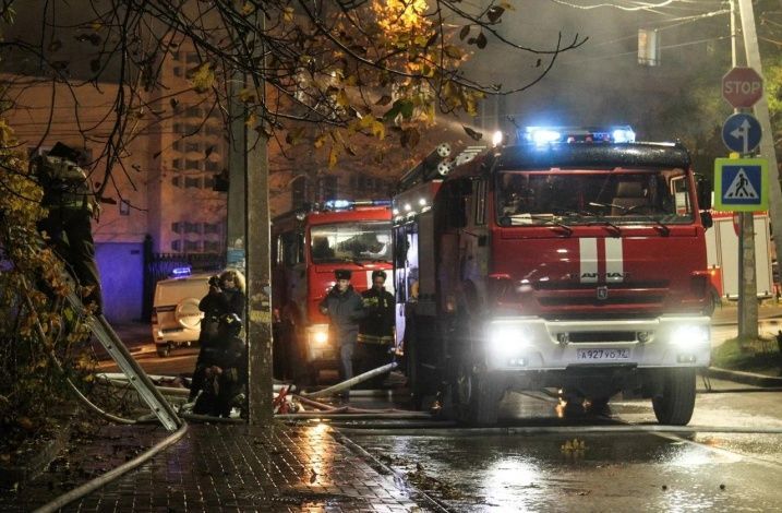Огнеборцы МЧС России ликвидировали пожар в заброшенном доме по улице Новороссийская в Севастополе