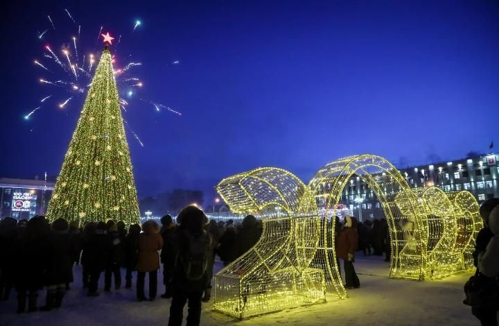 В Якутии зажгли первую новогоднюю елку страны