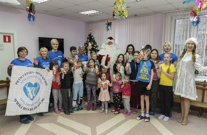 Волонтёры устроили новогодний праздник для маленьких пациентов кардиологического отделения  и исполнили мечту семьи из Новосибирска о приборе-спасателе