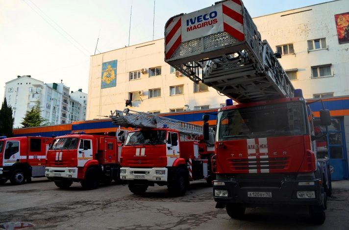 Севастопольские огнеборцы МЧС ликвидировали пожар по улице Молочная, угрожавший жилым строениям