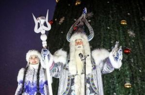 В Якутии зажглись первые новогодние ёлки в стране