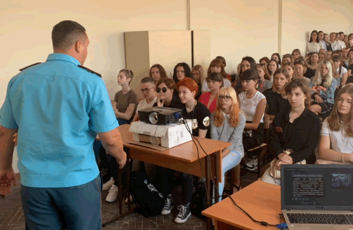 В рамках месячника безопасности сотрудники чрезвычайного ведомства провели урок в Севастопольском профессиональном художественном колледже