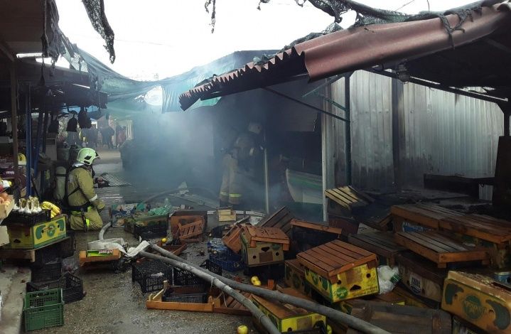 Вызов по повышенному рангу: севастопольские спасатели ликвидировали загорание на рынке «Кольцо»
