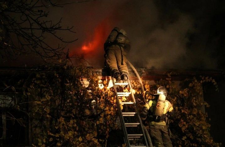 Огнеборцы МЧС России ликвидировали пожар в заброшенном доме по улице Новороссийская в Севастополе