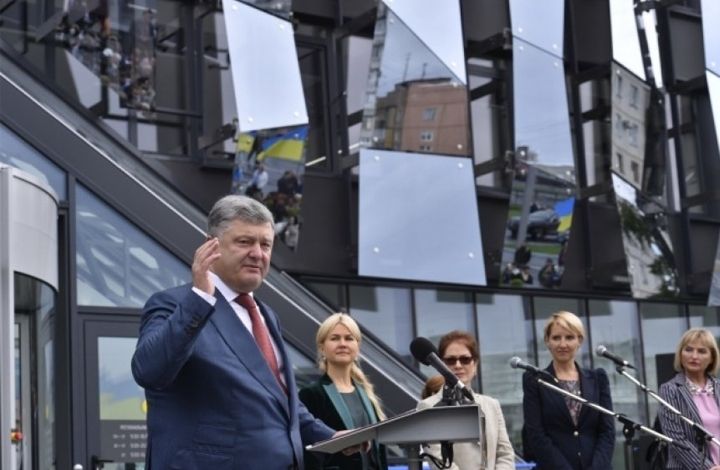 Политолог: выделенные Украине деньги обычно там и "растворяются"