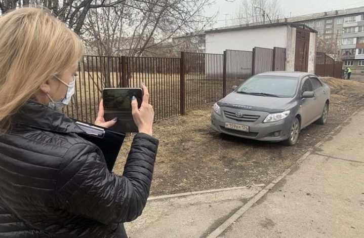 Автолюбители с завидным постоянством «осваивают» газон в одном из дворов московского района Бибирево