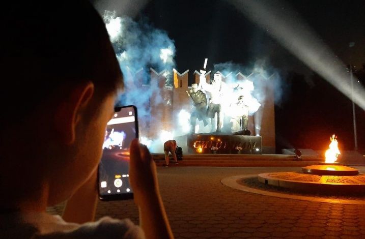 «Лучи Победы» осветили территорию Ленино-Снегиревского военно-исторического комплекса в Истре 
