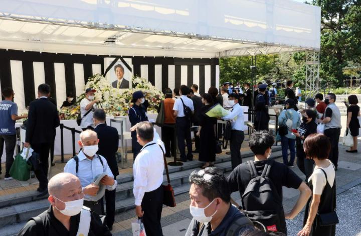 Почему в Токио протестуют против государственных похорон экс-премьера Абэ?