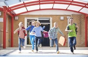 У 4 из 10 родителей дети-школьники все лето проведут дома