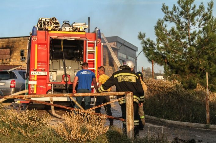 Севастопольские огнеборцы ликвидировали последствия возгорания в гаражном кооперативе