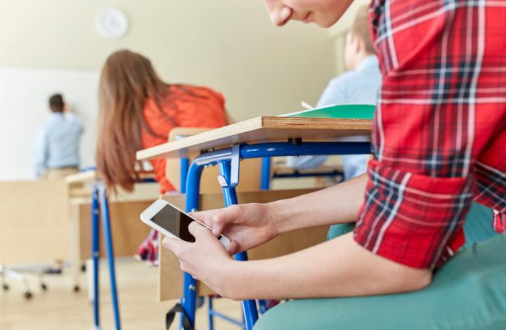Запрет на мобильные телефоны у детей в школе поддерживают 3 из 10 родителей, каждый второй — против