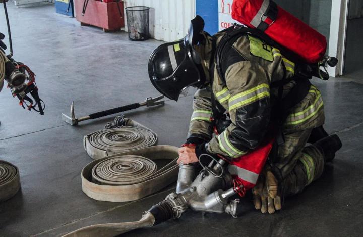 Условный пожар в строительно-хозяйственном супермаркете ликвидировали на учениях МЧС России в Севастополе