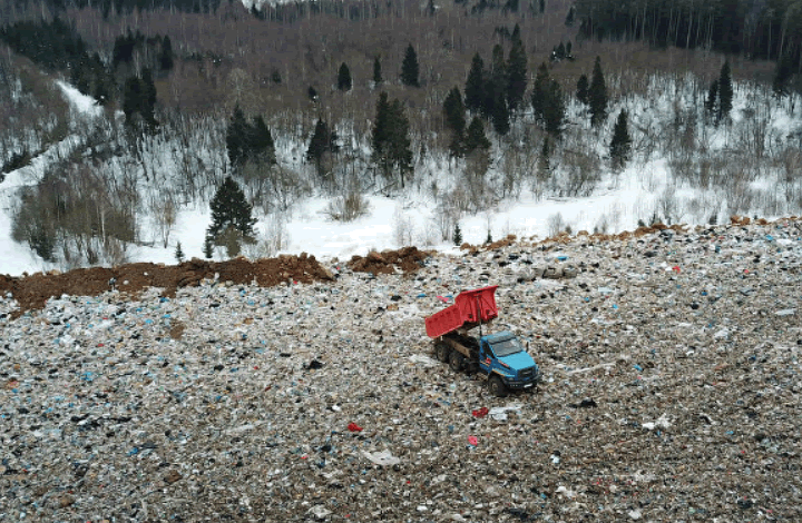 Эксперт объяснил, почему российские регионы засыпает мусором