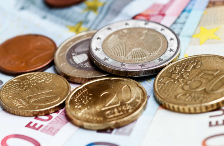  Впервые за 20 лет. Экономист объяснил изменение курса евро к доллару