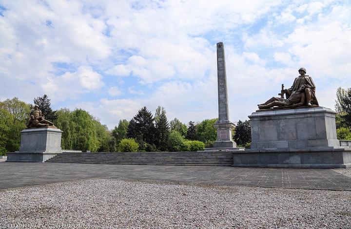 Эксперт: осквернение кладбища советских воинов в Варшаве – "мерзкая акция"
