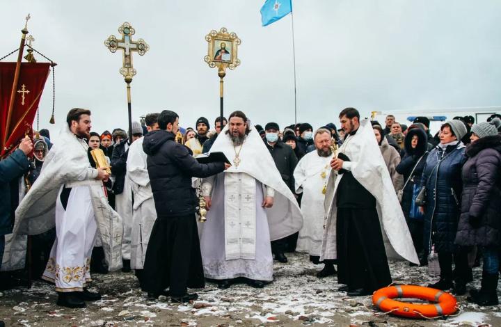 Крещенские купания в Севастополе состоялись без происшествий. Верующие совершили омовения под присмотром МЧС России