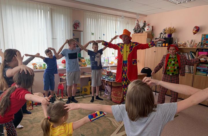 Клоуны-волонтёры «Хрустального сердца» подняли настроение юным пациентам кардиологического центра перед Днём защиты детей