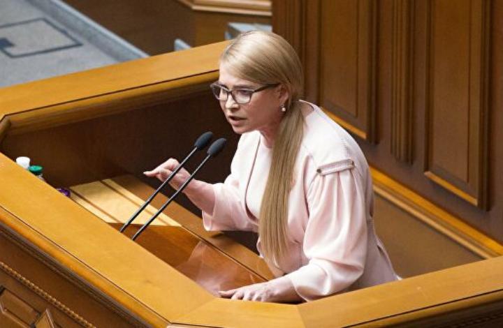 "Между двух огней". Тимошенко обвинила Зеленского в "сдаче" Украины