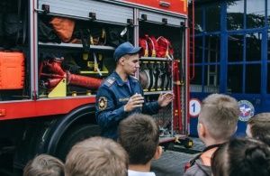 В гости к пожарным: севастопольские школьники побывали в части МЧС России