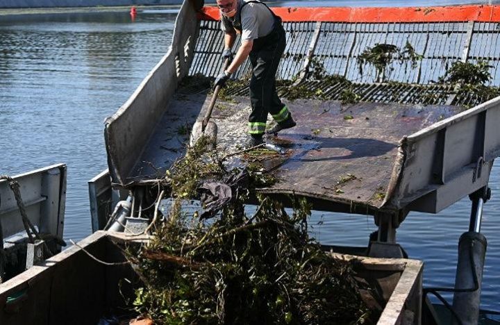Более 470 тонн мусора собрал коммунальный флот с водной акватории Москвы в этом году