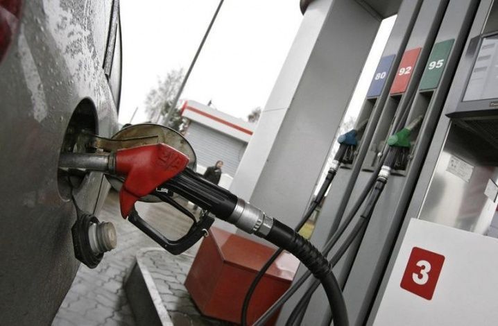 Причиной роста цен на бензин назвали "налог на кризис"