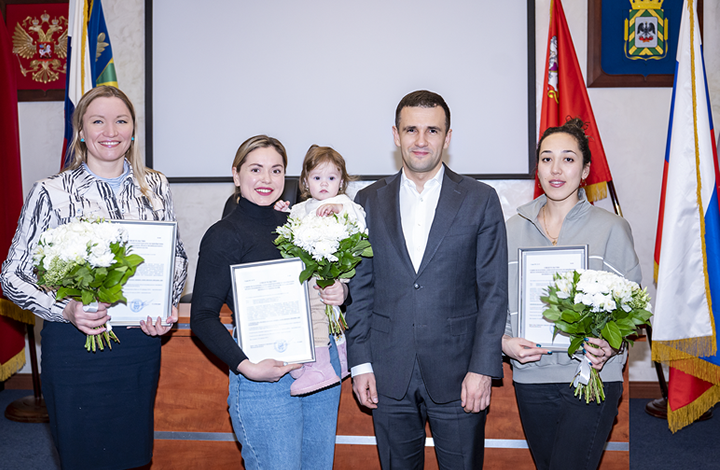Трем молодым семьям вручили сертификаты на жилье в Ленинском округе