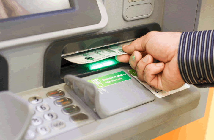 Где мошенники берут данные банковских карт?