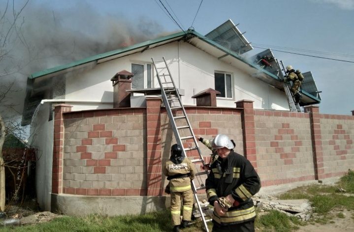 В Севастополе сотрудники МЧС России ликвидировали крупный пожар в частном доме