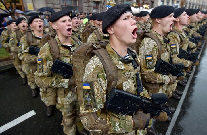 "Перепрошить менталитет". Эксперт о замене воинского приветствия на Украине