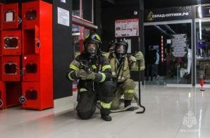 На учениях МЧС России в Севастополе огнеборцы ликвидировали условный пожар в торговом центре