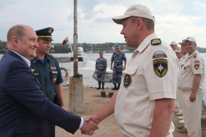 В Севастополе состоялся смотр сил и средств РСЧС, участвующих в обеспечении безопасности на водных объектах и прибрежной зоне Севастополя