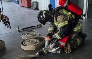 Условный пожар в строительно-хозяйственном супермаркете ликвидировали на учениях МЧС России в Севастополе