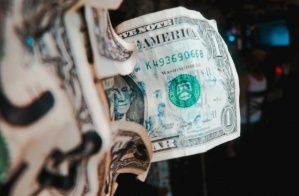 "Не 100 рублей": аналитик рассказал, когда доллар может стать стабильным
