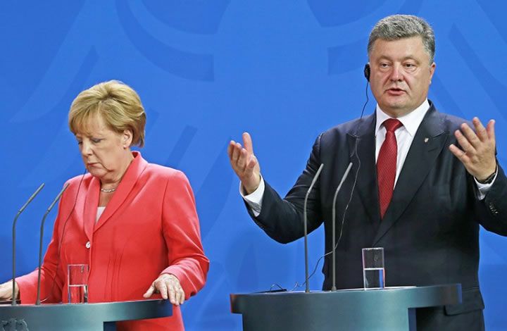 Президент Украины Петр Порошенко прервал визит в Германию из-за ситуации в Авдеевке.